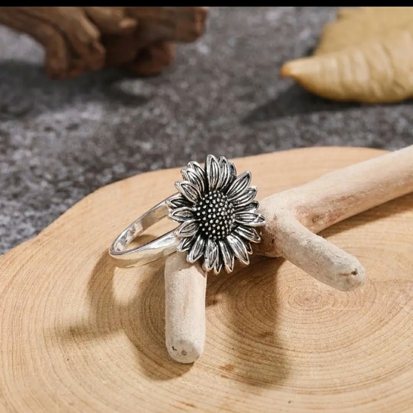 Vintage Sunflower Ring - Picture 1 of 5